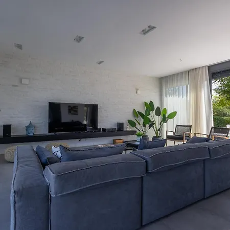 Liam Front Luxury With 100m2 Infinity Pool Villa