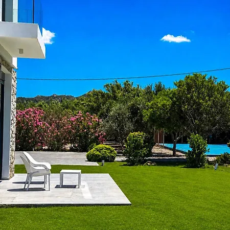 Вилла Liam Front Luxury With 100m2 Infinity Pool *