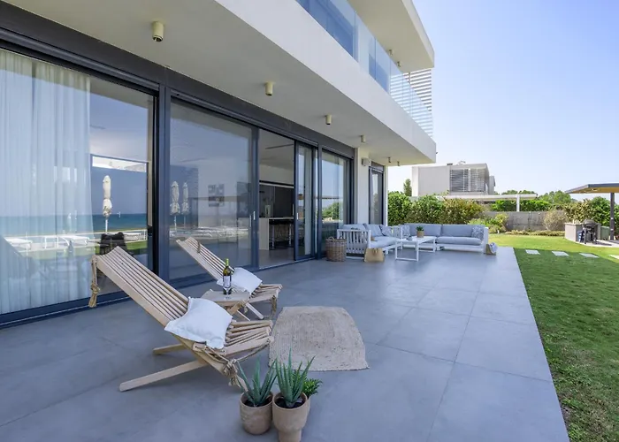 Liam Front Luxury With 100m2 Infinity Pool