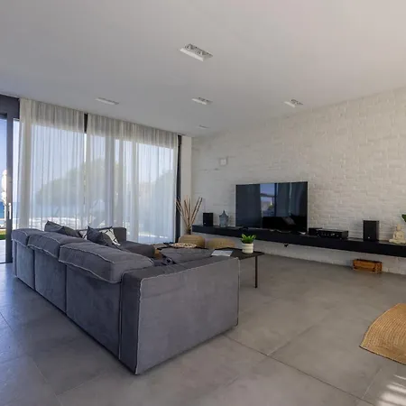 Liam Front Luxury With 100m2 Infinity Pool *